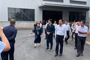 区委书记张安疆等区委区政府向导一行调研我司投产情形